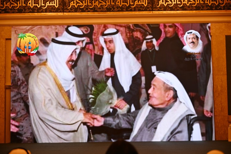 سمو الأمير الراحل الشيخ صباح الأحمد والمغفور له بإذن الله تعالى الراحل العم خالد يوسف المرزوق رحمه الله