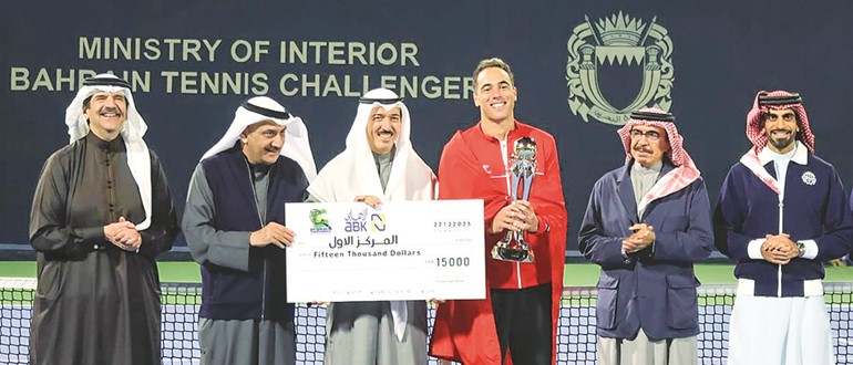 وزير الداخلية البحريني الشيخ راشد بن عبدالله والشيخ أحمد الجابر يشاركان في تتويج بطل النخبة العربية الخامسة للتنس