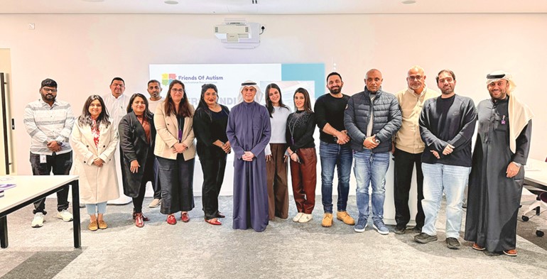 عبدالله العقاب في صورة جماعية مع موظفي الشركة المشاركين في الجلسة التوعوية
