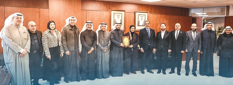 مدير عام الهيئة العامة للقوى العاملة م.رباب العصيمي مستقبلة وفد الاتحاد العام لنقابات العمال بالكويت ونظيره السوري