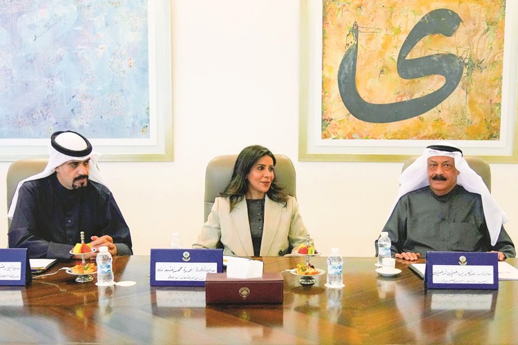 رئيس ديوان رئيس مجلس الوزراء عبدالعزيز الدخيل ووزيرة الأشغال العامة د.نورة المشعان ومدير عام هيئة تشجيع الاستثمار المباشر الشيخ د.مشعل جابر الأحمد