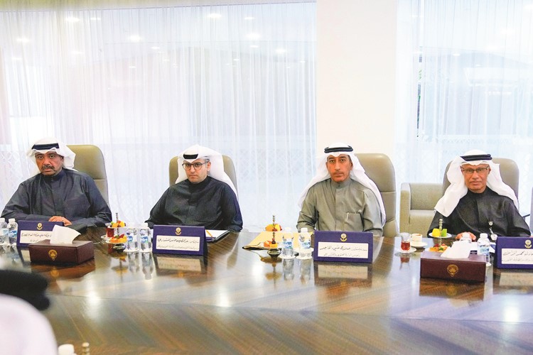 الشيخ عبدالله العلي وعبداللطيف المشاري والمستشار صلاح الماجد ود.عادل الزامل