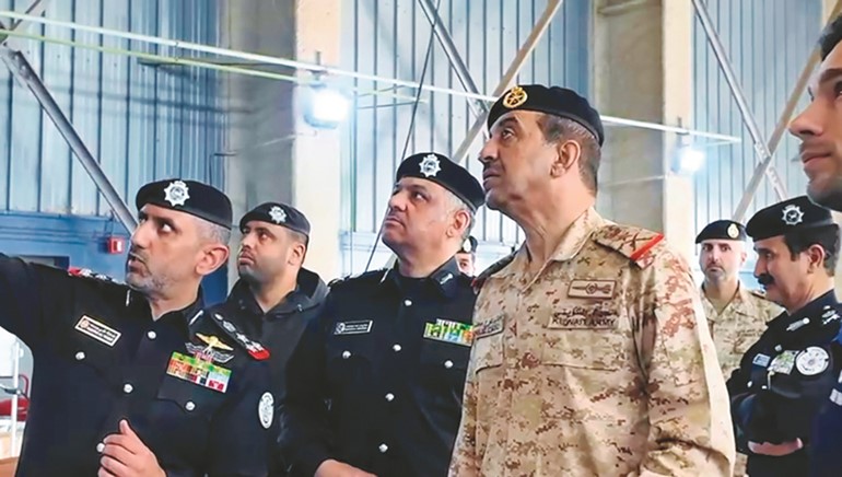 رئيس الأركان العامة للجيش الفريق ركن خالد الشريعان ووكيل وزارة الداخلية اللواء عبدالوهاب الوهيب يستمعان إلى شرح من العميد الشيخ مبارك اليوسف حول طبيعة عمل غرفة العمليات المتخصصة في المراقبة البحرية