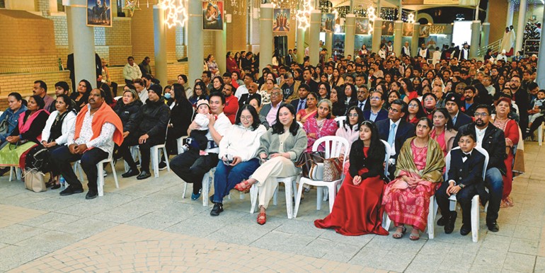 جانب من الحضور في قداس الكنيسة الكاثوليكية	(متين غوزال)