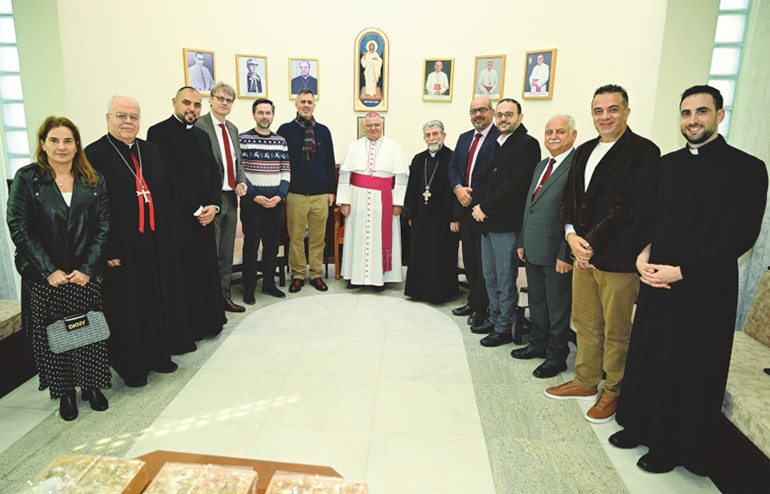 النائب الرسولي لشمال شبه الجزيرة العربية المطران ألدو بيراردي مع المهنئين والحضور في الكنيسة الكاثوليكية	(أحمد علي)