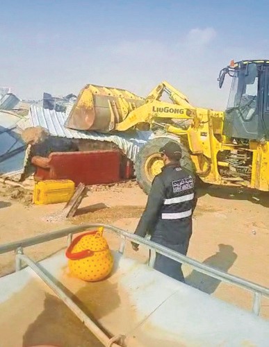جانب من إزالة أحد الجواخير المخالفة
