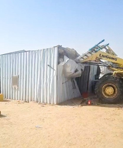 جرافات البلدية أثناء إزالة الجواخير المخالفة