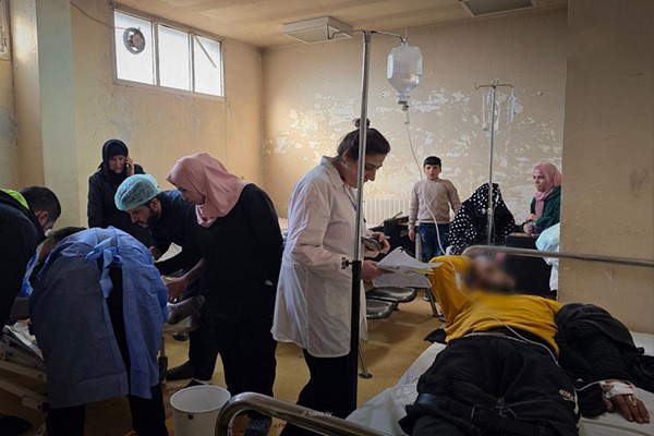 إسعاف الجرحى في مستشفى كرم اللوز بحمص (سانا)
