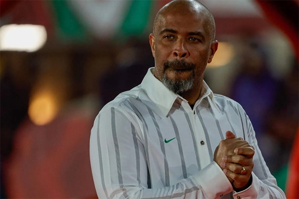 مدرب نيجيريا يُحذّر من خطورة منتخب تونس .. وعلينا الفوز على أي منافس