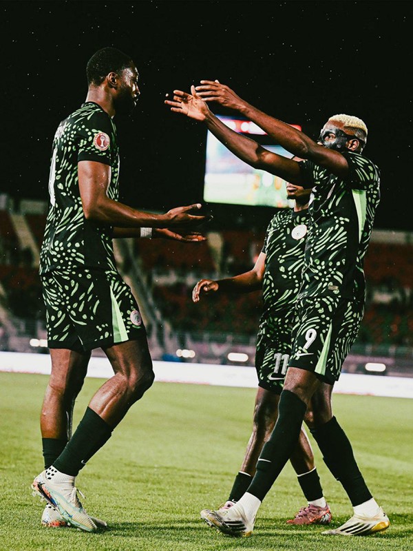 مدرب نيجيريا يُحذّر من خطورة منتخب تونس .. وعلينا الفوز على أي منافس