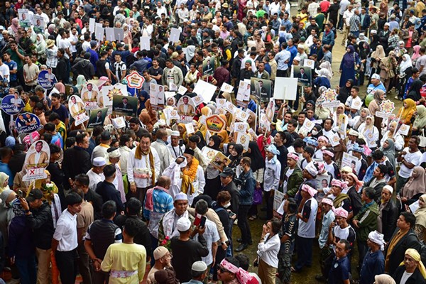 مؤيدو حزب براشاشات يتظاهرون في اليوم الأول من التسجيل على الانتخابات التايلندية (أ.ف.پ)