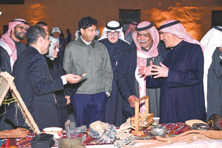 محافظ الجهراء يقدم شرحا عن الأدوات التراثية