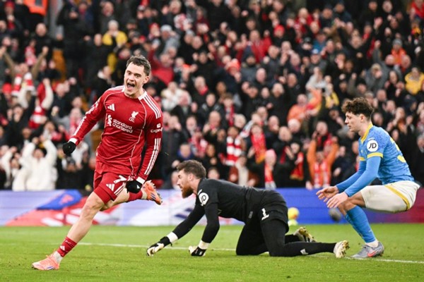  لاعب ليڤربول فلوريان فيرتز يحتفل بتسجيله الهدف الثاني لفريقه