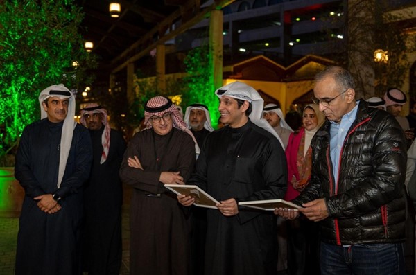 وزير الإعلام والثقافة وزير الدولة لشؤون الشباب عبدالرحمن المطيري والأمين العام للمجلس الوطني للثقافة والفنون والآداب د.محمد الجسار خلال الجولة