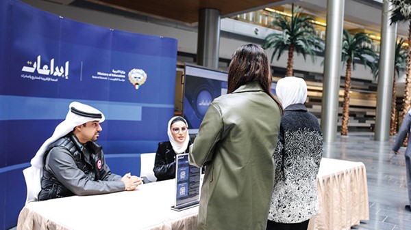 أعضاء فريق «إبداعات» يتواجد في بهو ديوان عام وزارة التربية