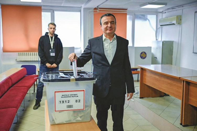 رئيس الوزراء المنتهية ولايته ألبين كورتي خلال إدلائه بصوته في أحد مراكز الاقتراع بالعاصمة بريشتينا (أ.ف.پ)