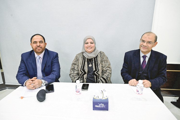 د. صفية الزايد متوسطة د.جابر حمدان ود.علاء محمد عبدالغني