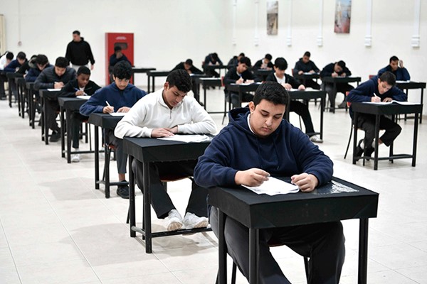 طلبة الصفين الـ10 والـ11 ينهون اختبارات الفصل الدراسي الأول