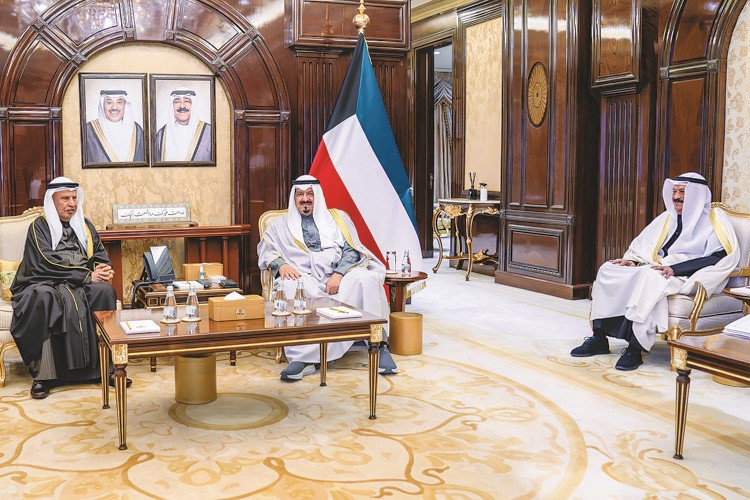 رئيس مجلس الوزراء سمو الشيخ أحمد العبدالله مستقبلا الرئيس التنفيذي للجهاز المركزي لمعالجة أوضاع المقيمين بصورة غير قانونية صالح الفضالة بحضور رئيس ديوان رئيس مجلس الوزراء عبدالعزيز الدخيل