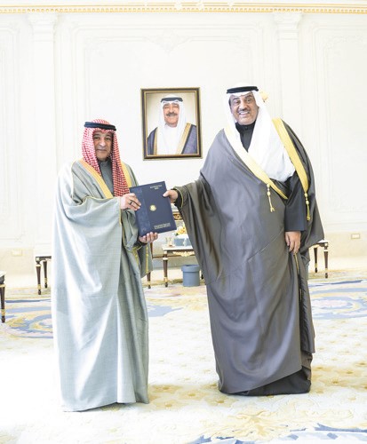 سمو ولي العهد الشيخ صباح الخالد يتسلم من الأمين العام لمجلس التعاون لدول الخليج العربية جاسم البديوي تقريرا حول رئاسة الكويت للدورة الخامسة والأربعين للمجلس