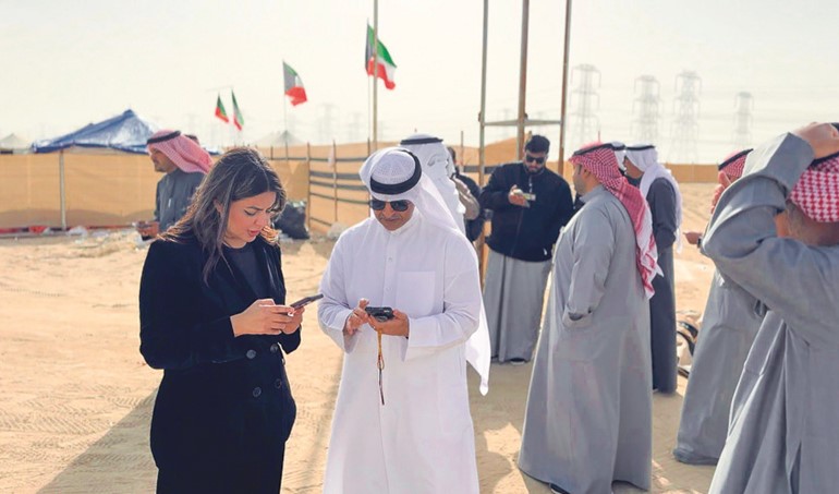 مدير عام البلدية م.منال العصفور تتابع تراخيص المخيمات خلال الجولة في منطقة الصبية