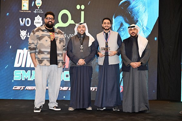   البلوشي إلى جانب المشاركين في البطولة - تصوير أحمد علي