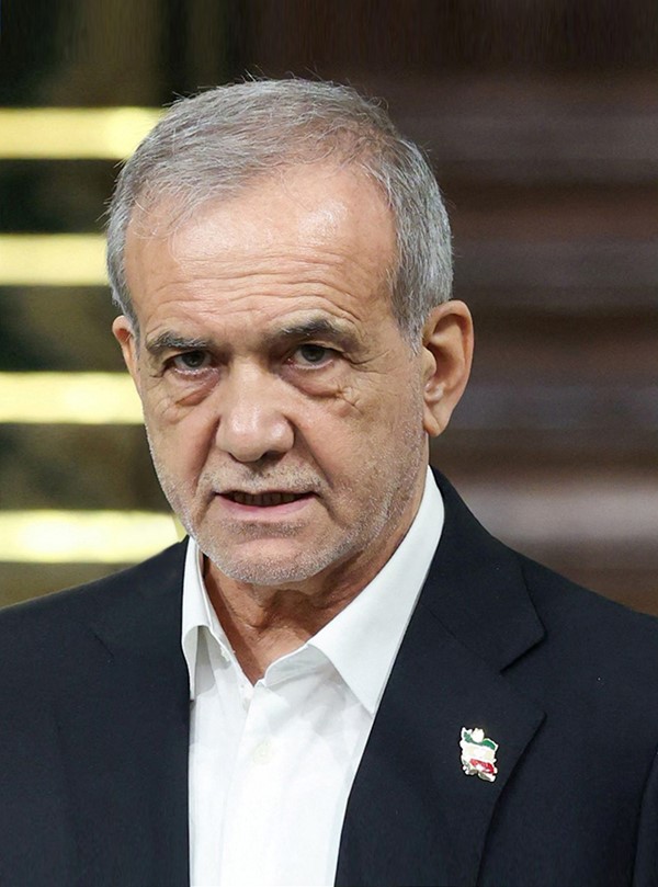 إضرابات في إيران ورئيسها يدعو للحوار مع المحتجين والاستجابة لمطالبهم الاقتصادية