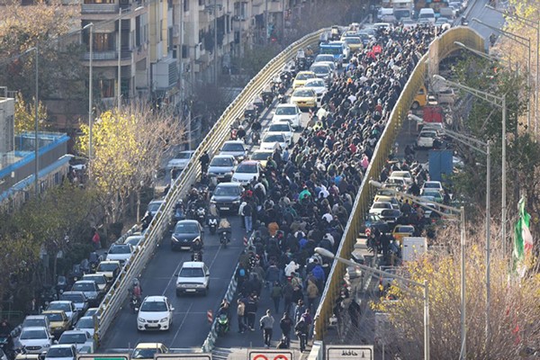 إضرابات في إيران ورئيسها يدعو للحوار مع المحتجين والاستجابة لمطالبهم الاقتصادية