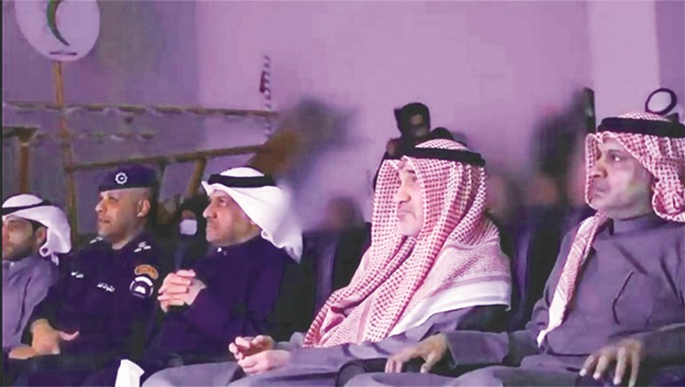 النائب الأول لرئيس مجلس الوزراء ووزير الداخلية الشيخ فهد اليوسف متابعا المسرحية بحضور وكيل وزارة الداخلية 
اللواء عبدالوهاب الوهيب والوكيل المساعد لشؤون الأمن العام اللواء حامد الدواس
