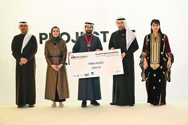  الفائز بالمركز الثالث يتسلم الجائزة