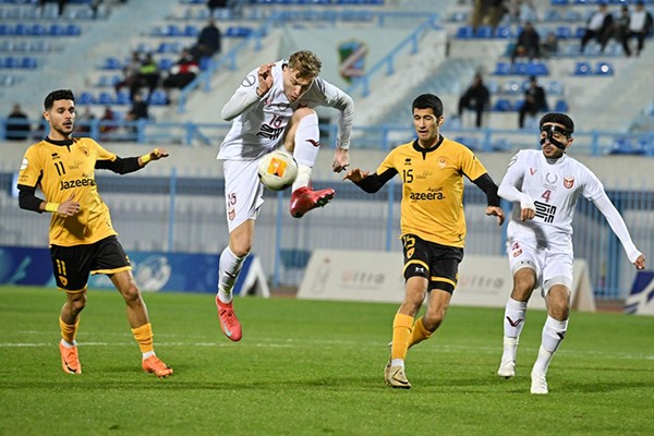  لاعب النصر نيمانيا كوجيك يسيطر على الكرة من بين لاعبي القادسية عبدالله العوضي وعيد الرشيدي ( المركز الاعلامي باتحاد الكرة )