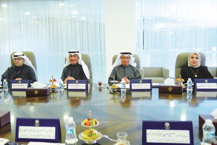 وزير الدولة لشؤون البلدية ووزير الدولة لشؤون الإسكان عبداللطيف المشاري ورئيس إدارة الفتوى والتشريع المستشار صلاح الماجد ووكيل وزارة الكهرباء والماء والطاقة المتجددة د.عادل الزامل وأنوار الداهش