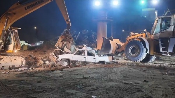 بالفيديو.. النائب الأول يشرف على ضبط مواقع لتخزين الألعاب النارية بدون ترخيص: تطبيق القانون بحزم على كل من يخالف الأنظمة أو يتجاوز التعليمات