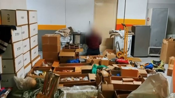 بالفيديو.. النائب الأول يشرف على ضبط مواقع لتخزين الألعاب النارية بدون ترخيص: تطبيق القانون بحزم على كل من يخالف الأنظمة أو يتجاوز التعليمات