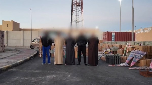 بالفيديو.. النائب الأول يشرف على ضبط مواقع لتخزين الألعاب النارية بدون ترخيص: تطبيق القانون بحزم على كل من يخالف الأنظمة أو يتجاوز التعليمات