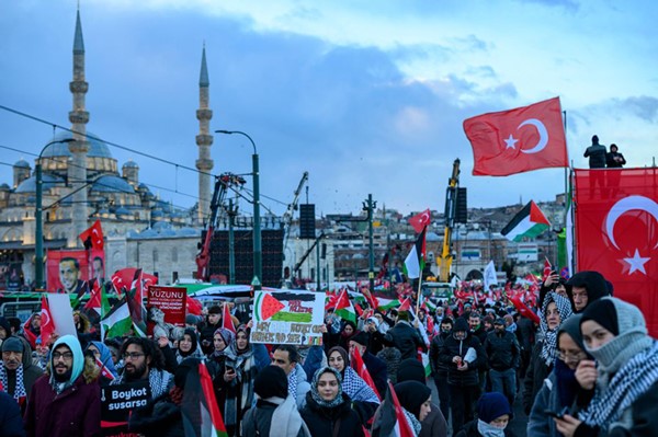 الآلاف يتظاهرون في مدينة اسطنبول التركية دعما للفلسطينيين مع بداية العام الجديد (أ.ف.پ)