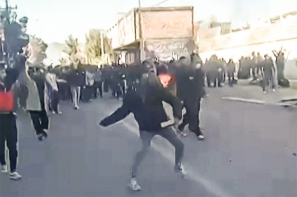 متظاهرون يهاجمون مبنى حكوميًا في مدينة فسا جنوب إيران  (أ.ف.پ)