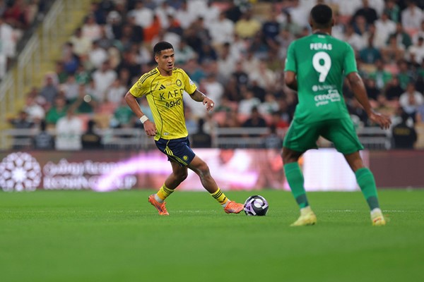أهلي جدة يحسم "الكلاسيكو" ويلحق بالنصر الخسارة الأولى في الدوري السعودي