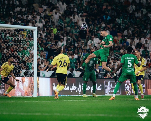 أهلي جدة يحسم "الكلاسيكو" ويلحق بالنصر الخسارة الأولى في الدوري السعودي