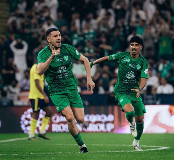 أهلي جدة يحسم "الكلاسيكو" ويلحق بالنصر الخسارة الأولى في الدوري السعودي