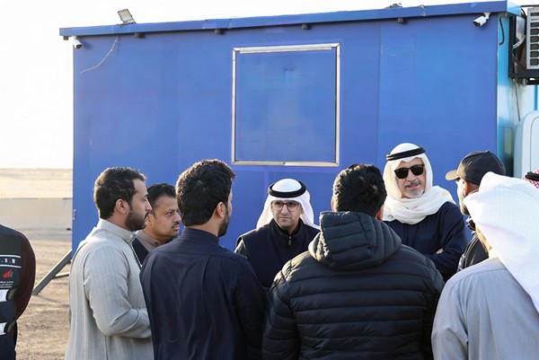 وزير التجارة والصناعة خليفة العجيل ووزير الدولة لشؤون البلدية ووزير الدولة لشؤون الإسكان عبداللطيف المشاري خلال الجولة الميدانية التفقدية على المواقع والمساحات الجديدة المخصصة لعربات الطعام المتنقلة