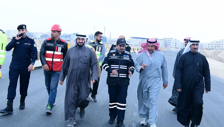 محافظ الفروانية الشيخ عذبي الناصر ووكيل وزارة الأشغال العامة بالتكليف م.عيد الرشيدي خلال افتتاح مشروع التوسعة