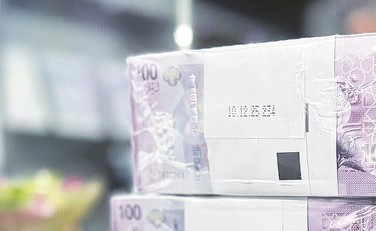 العملة السورية الجديدة قيد التداول.. و«المركزي»: لا انخفاض لقيمتها و الودائع المصرفية حرة وبلا قيود