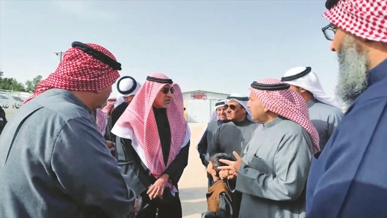 النائب الأول لرئيس مجلس الوزراء ووزير الداخلية الشيخ فهد اليوسف خلال جولة أمنية ميدانية في العبدلي