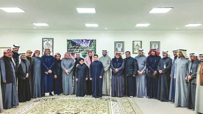 النائب الأول لرئيس مجلس الوزراء ووزير الداخلية الشيخ فهد اليوسف مع عدد من المزارعين في ديوانية اتحاد المزارعين في العبدلي