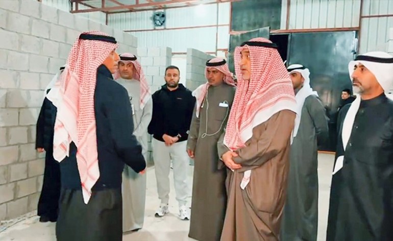 النائب الأول لرئيس الوزراء ووزير الداخلية الشيخ فهد اليوسف خلال إشرافه على عمليات مداهمة مواقع لتخزين الألعاب النارية