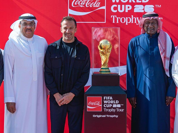  ماجد عبد الله وفؤاد أنور مع أليساندرو دل بييرو عقب وصول كأس العالم الى الرياض