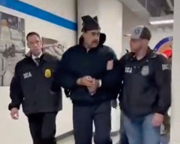 السلطات الأميركية تحقق مع مادورو في نيويورك وتبث صورا جديدة له في إدارة مكافحة المخدرات