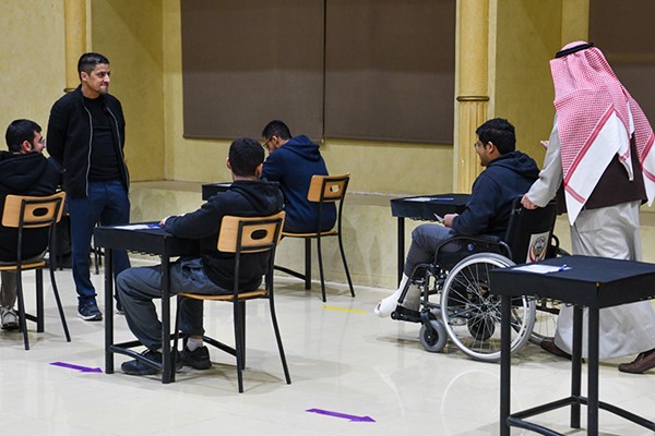 طلاب الـ12 يبدأون اختبارات نهاية الفصل الأول