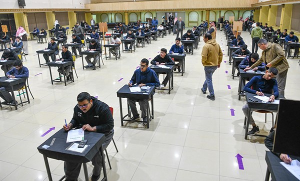 طلاب الـ12 يبدأون اختبارات نهاية الفصل الأول